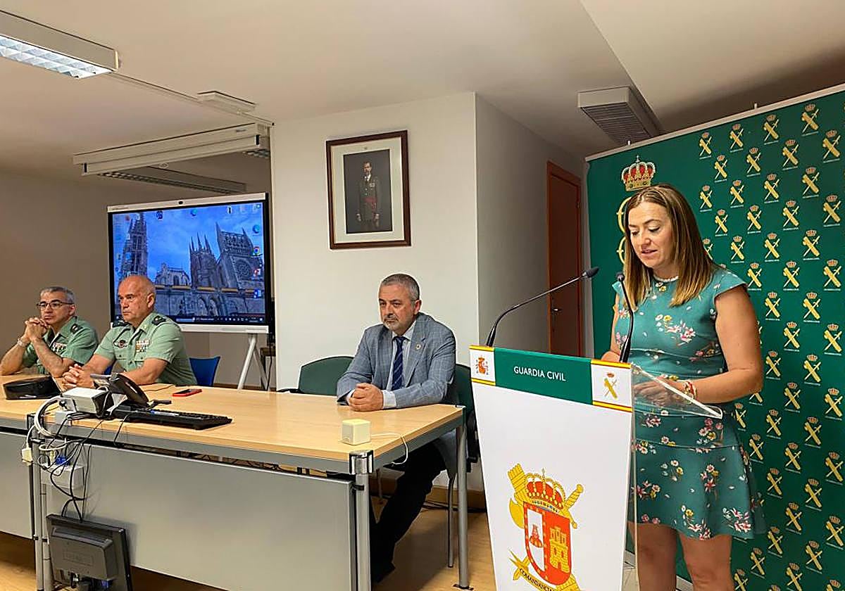 Virginia Barcones, delegada del Gobierno en Castilla y León, dirigiéndose a los guardias civiles en prácticas.