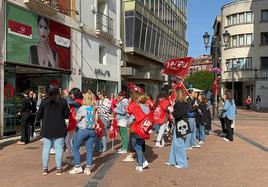 Manifestantes frente a comercios de Burgos el 30 de junio.