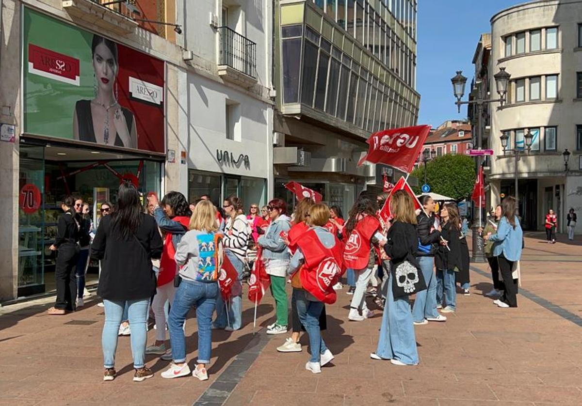 Manifestantes frente a comercios de Burgos el 30 de junio.