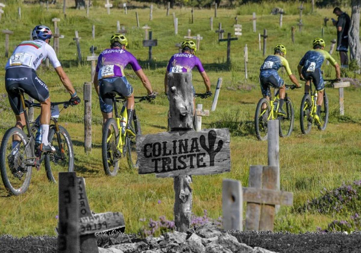 Ciclistas de Colina Triste en Sad Hill, Burgos.