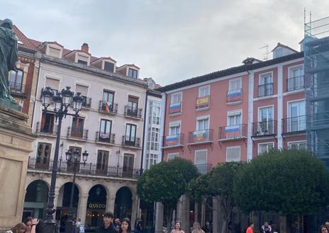 Imagen secundaria 1 - El Ayuntamiento de Burgos sin la bandera de Ucrania. 