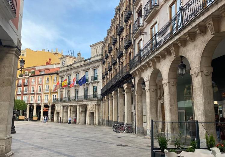 Imagen principal - El Ayuntamiento de Burgos sin la bandera de Ucrania. 