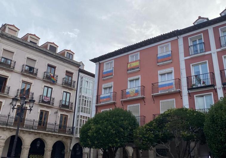 Las banderas de Rusia han vuelto a los balcones de la plaza Mayor de Burgos.