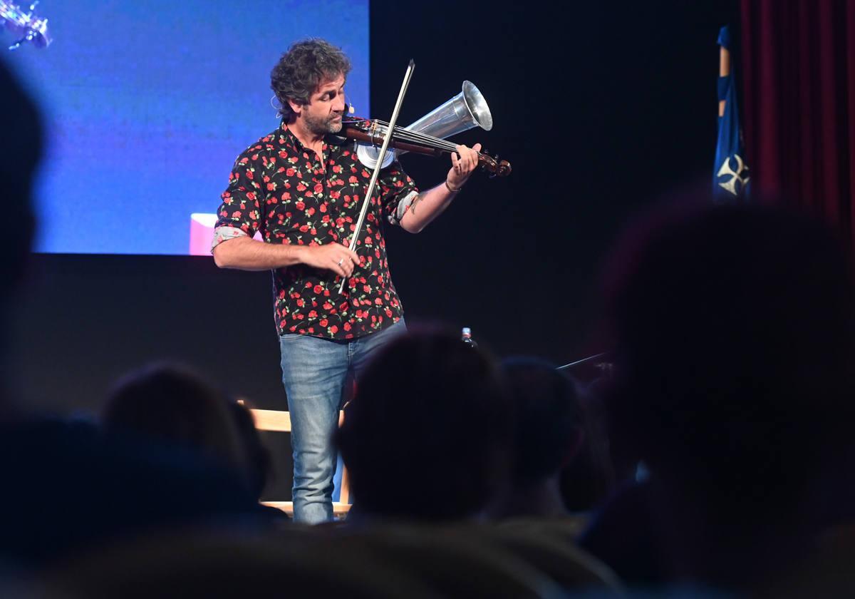 Diego Galaz durante su intervención en los Cursos de Verano de la Universidad de Burgos.