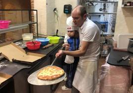 Raúl, el maestro pizzero, en un taller con niños del colegio Vera Cruz.