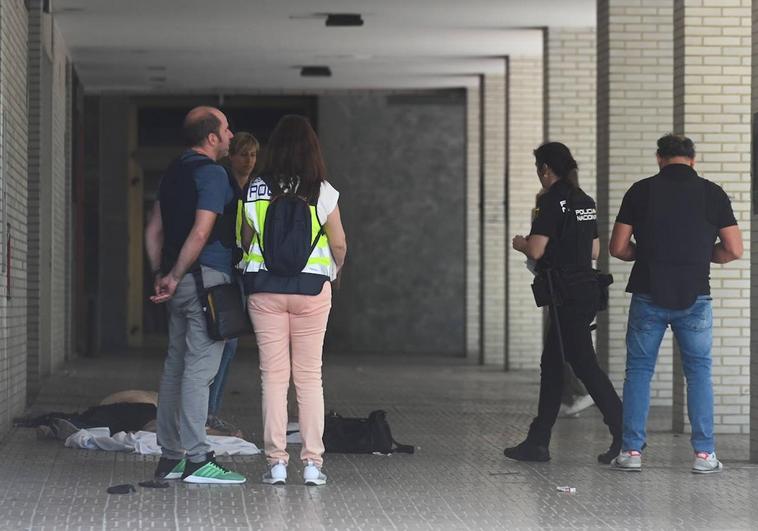 Atracador abatido instantes después del tiroteo y el intento de atraco a la sucursal bancaria