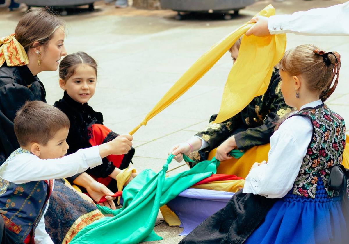 Grupo Infantil de Danzas Santa Lucía de Hacinas, realizando la danza de los pañuelos. Participará el domingo en Huerta de Rey