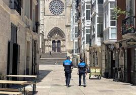 Imagen de la Policía Local patrullando por el centro de Burgos