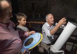 El propietario del hotel Quinta San Francisco en Castrojeriz, José Galíndez, patrocinador del proyecto, durante la inauguración del observatorio astronómico del hospital de peregrinos de San Antón