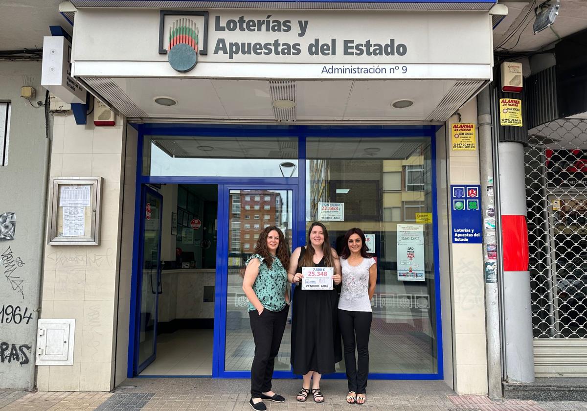 Las tres trabajadoras de la Administración de Lotería «La Nueve» muestran el número premiado