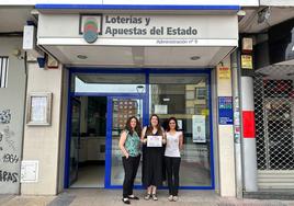 Las tres trabajadoras de la Administración de Lotería «La Nueve» muestran el número premiado