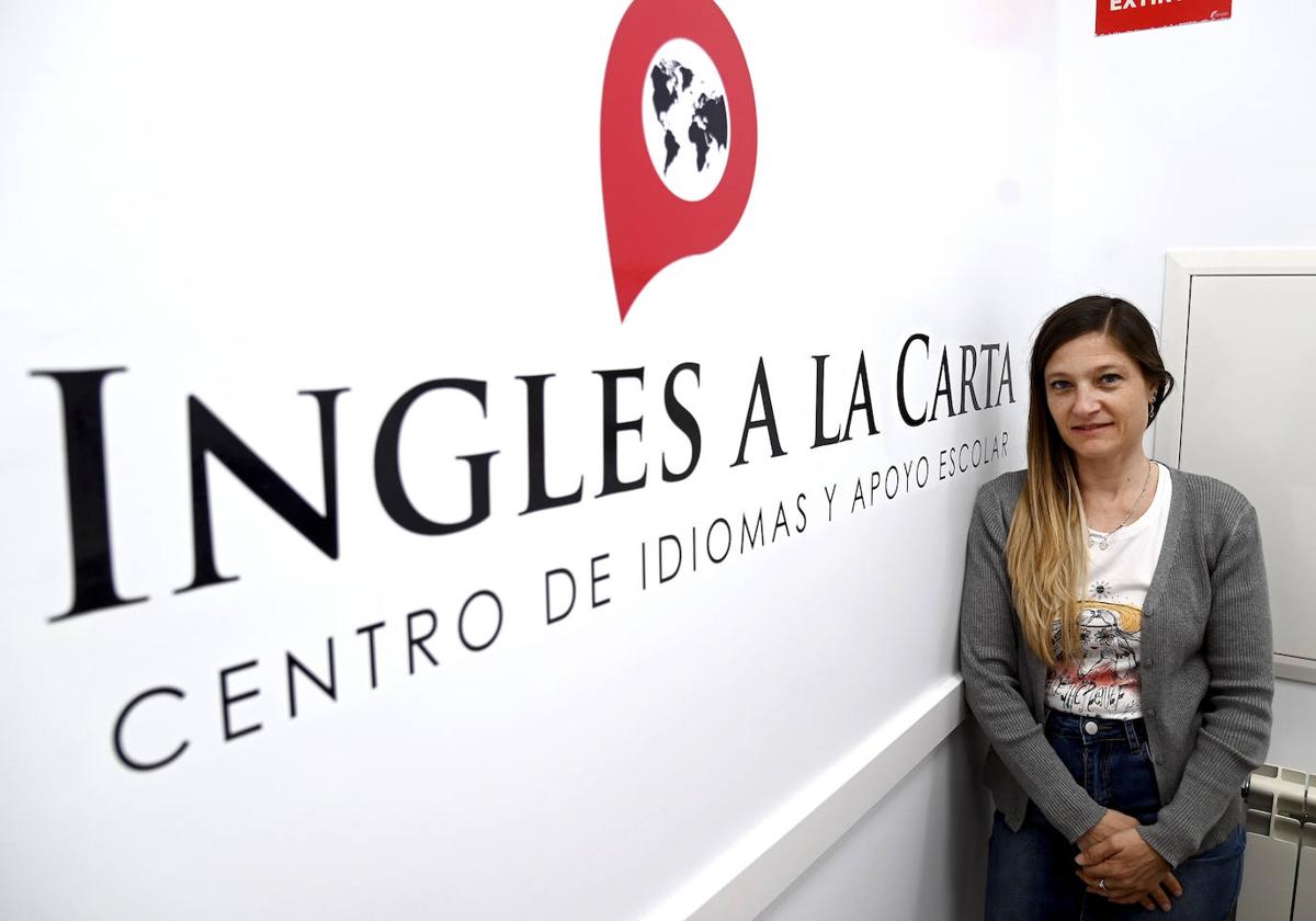 La ganadora del Premio A Mujer Profesional Autónoma de CaixaBank, Florencia, Liubitch, en su academia de inglés