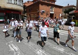 Pasacalles de los voluntarios de Cruz Roja pos Salas de los Infantes.