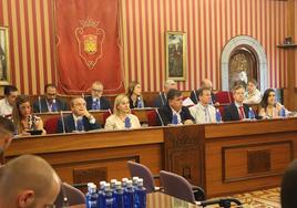 Concejales de VOX y PP en el salón de Plenos del Ayuntamiento de Burgos.