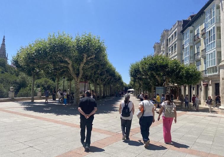 Gente paseando por la ciudad