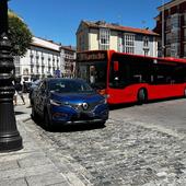 Un turismo mal aparcado provoca el caos durante media hora en la plaza del Cid