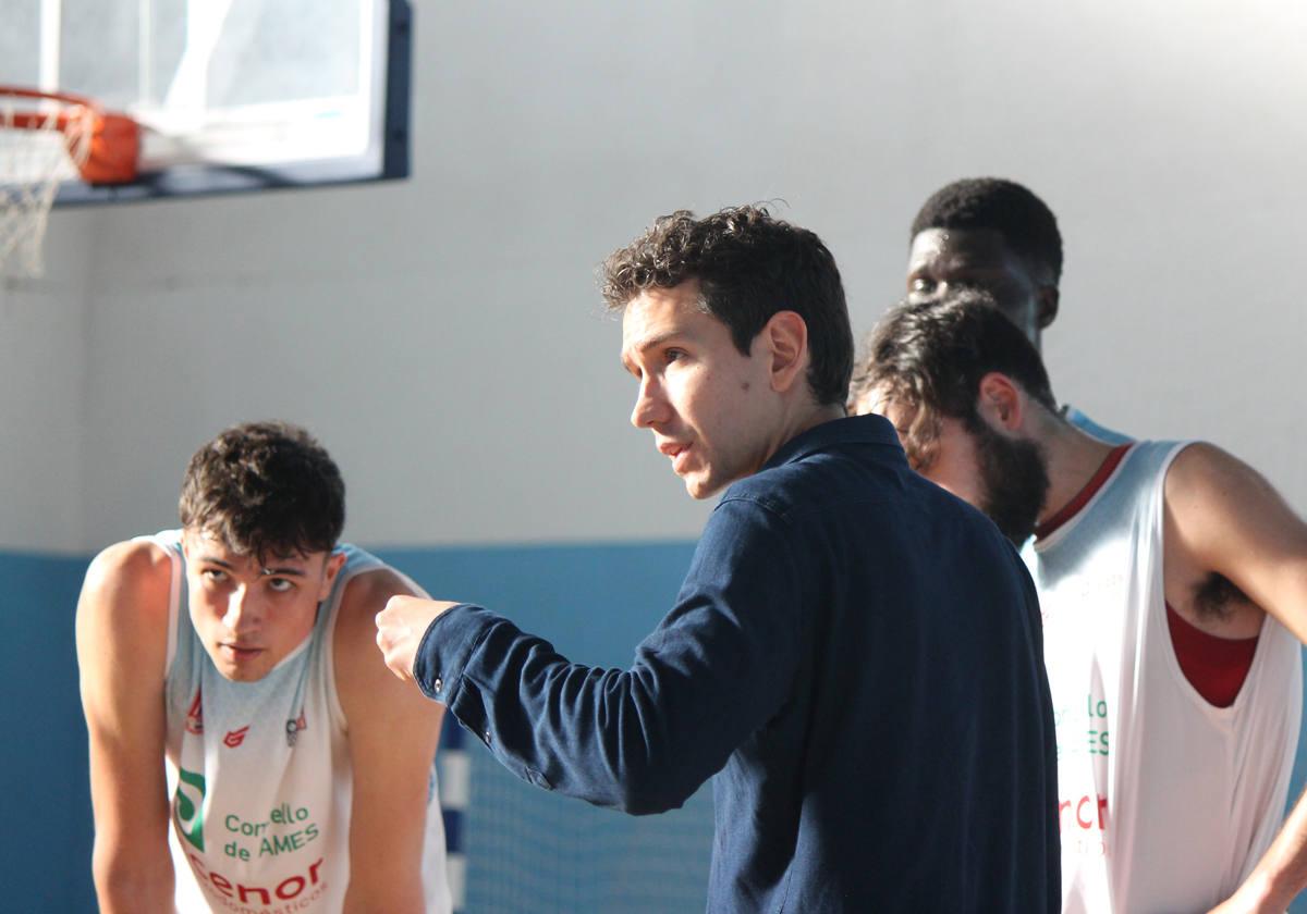 Denis Pombar dando instrucciones a sus jugadores.