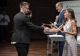 Marco Barbero recoge su beca de posgrado en el extranjero de Fundación la Caixa de manos de la Reina.