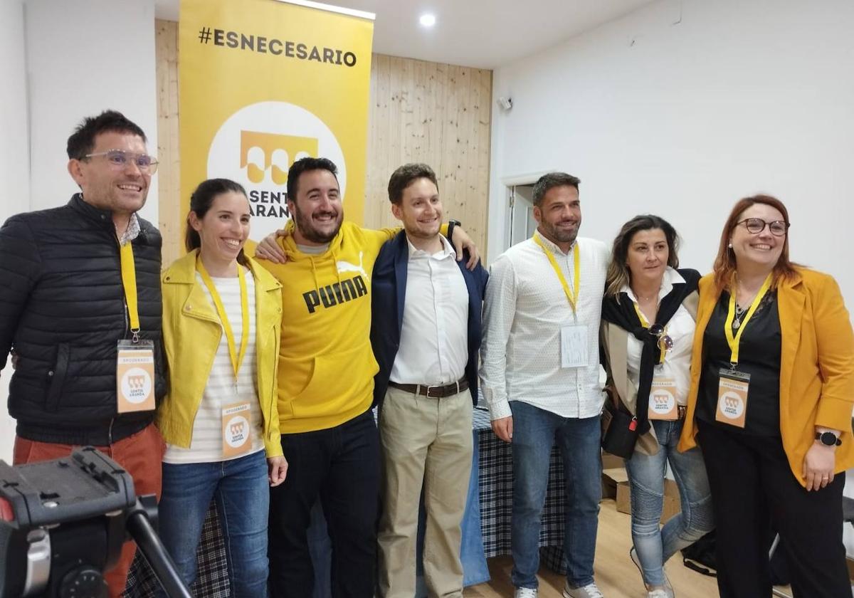 Agrupación de Sentir Aranda con el alcalde de la capital ribereña, Antonio Linaje, en el centro.