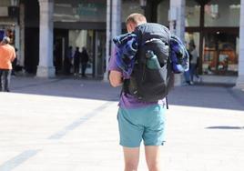 Turista en la plaza Mayor de Burgos