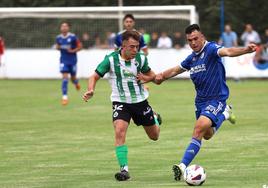 Bermejo conduce el balón ante Diego Campo.