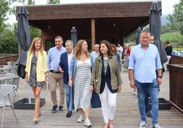 Representantes de PSOE de Burgos en su visita al Valle de Tobalina.