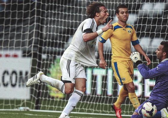 Michu celebra un gol con el Swansea City.