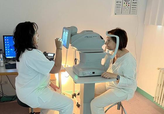 Una enfermera realiza una prueba con un retinógrafo.