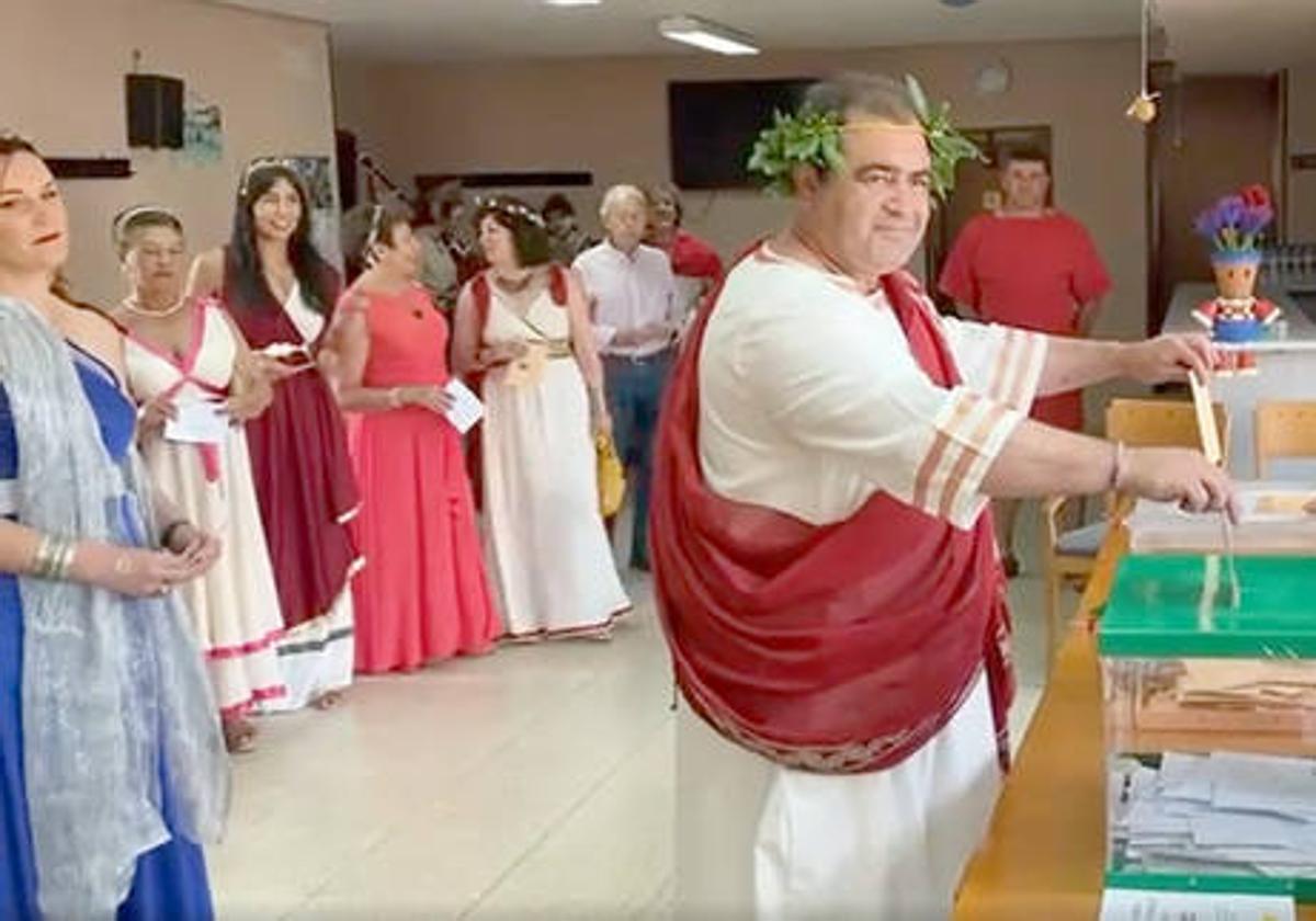 El alcalde de Saldaña se ha presentado vestido de emperador romano a votar este 23J.