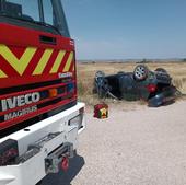 Vuelca una conductora de 77 años con su turismo en Villanueva-Matamala