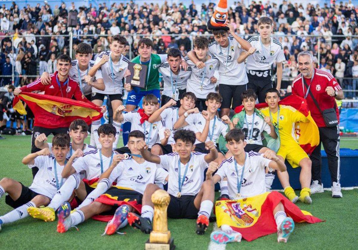 Jugadores del Burgos CFcategoría sub-15, ganadores del torneo.