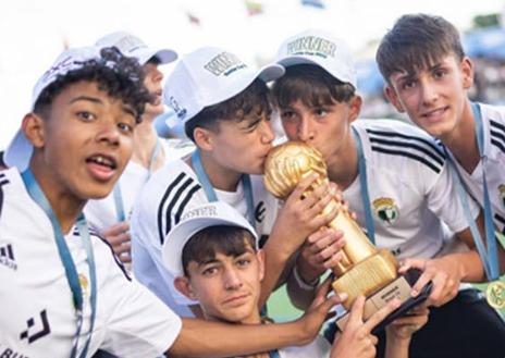 Imagen secundaria 1 - Arriba, jugadores del Burgos CF, de la categoría sub-14, tras concluir el Torneo. Debajo, futbolistas de la su-15 con el trofeo y Yeray Esguevillas, guardameta del Cadete B, MVP de la categoría.