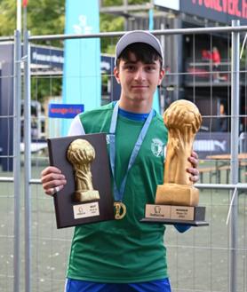 Imagen secundaria 2 - Arriba, jugadores del Burgos CF, de la categoría sub-14, tras concluir el Torneo. Debajo, futbolistas de la su-15 con el trofeo y Yeray Esguevillas, guardameta del Cadete B, MVP de la categoría.