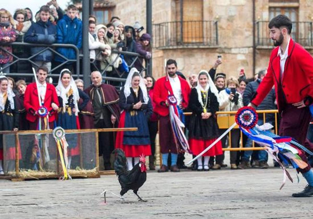 Poza de la Sal revive su Danza del Escarrete de la mano de los jóvenes