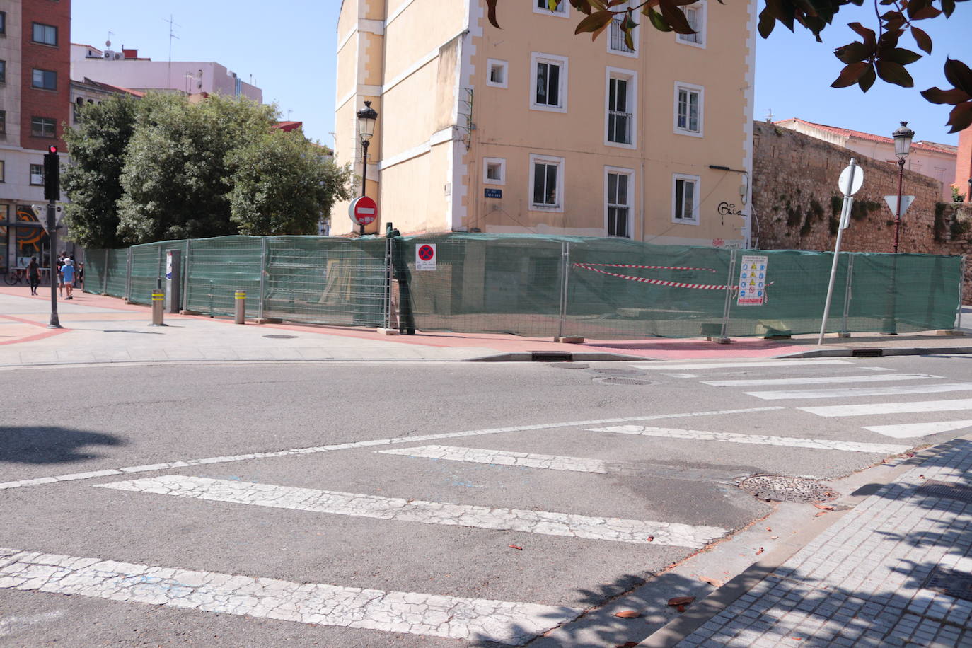 El vallado alrededor del edificio de la plaza Alonso Martínez