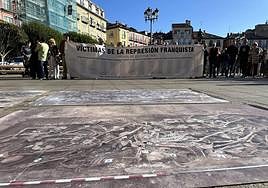 La Asociación por la Recuperación de la Memoria Histórica de Burgos se ha concentrado este miércoles a las puertas del Ayuntamiento de la capital