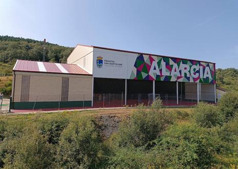 Imagen secundaria 1 - Arriba, los ganadores con sus trofeos, junto al polideportivo que albergó la competición y una foto detalle de una de las partidas. 