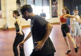 El coreógrafo Mario Bermúdez trabajando con las alumnas del Summer Dance.