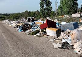 La basura llega hasta la mitad de la antigua carretera de Quintanadueñas.