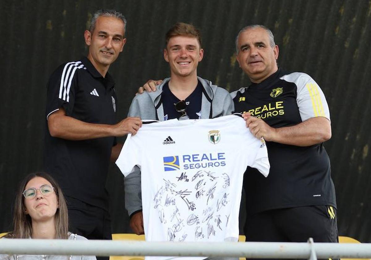 El Burgos CF entregó a Remco Evenepoel una camiseta firmada por la plantilla