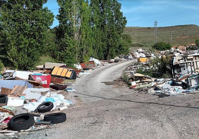 Toneladas de basura en la carretera de Quintanadueñas.