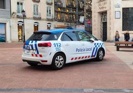 Coche de Policía Local en la Plaza Santo Domingo