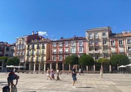 Gente caminando por la Plaza Mayor de Burgos