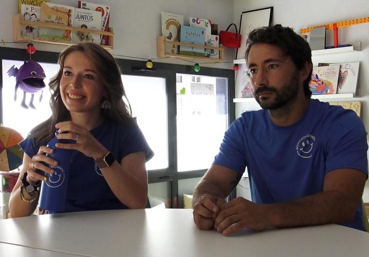 Cristina y Andrés, docentes de Sonrieducando