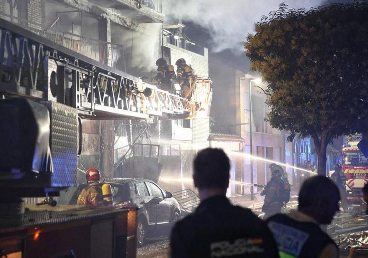 Los Bomberos, esta madrugada, durante su intervención en la calle Goya de Valladolid.