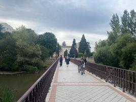 Personas caminando a través del puente Bessón