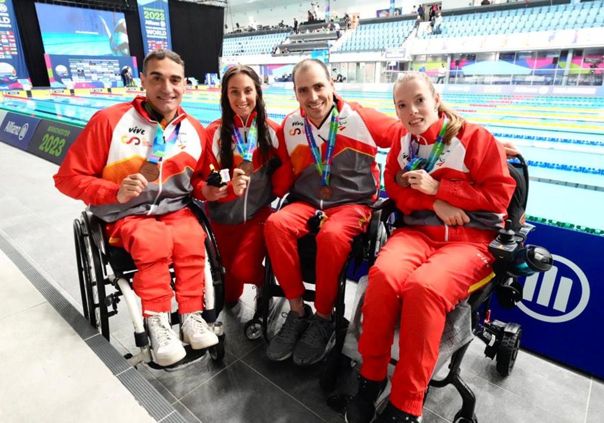 Marta Fernández (d) junto a sus compañeros de equipo