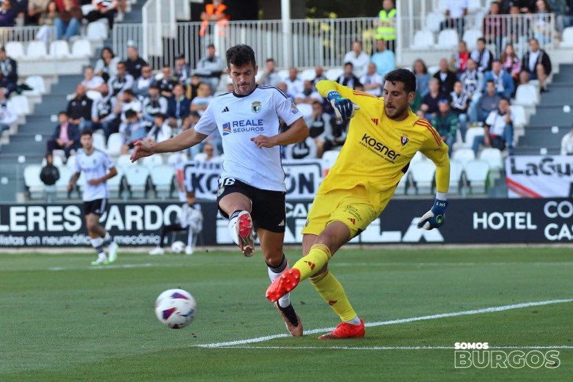 Curro y Sergio Herrera disputan un balón.