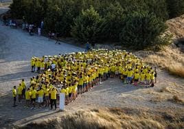 Vecinos de Castrojeriz forman la flecha típica amarilla del Camino de Santiago.