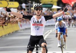 Adam Yates pasa en primer lugar la línea de meta de la primera etapa del Tour de Francia 2023, en Bilbao.